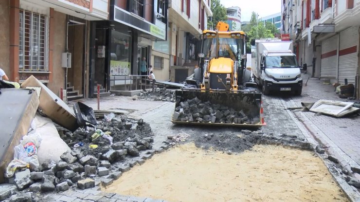Esenyurt'ta su baskınları sonrası temizlik çalışmaları sürüyor 