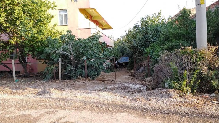 Evinin bahçesinde otururken yorgun mermi ile yaralandı