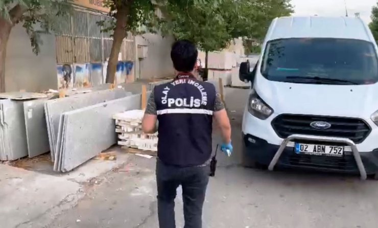 Evinin bahçesinde otururken yorgun mermi ile yaralandı