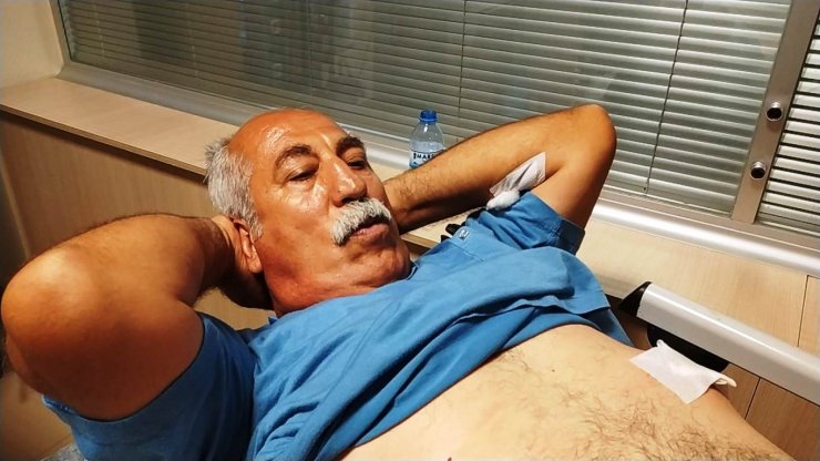 Evinin bahçesinde otururken yorgun mermi ile yaralandı