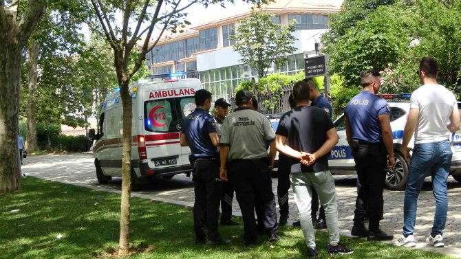 Genç bileğini kesti