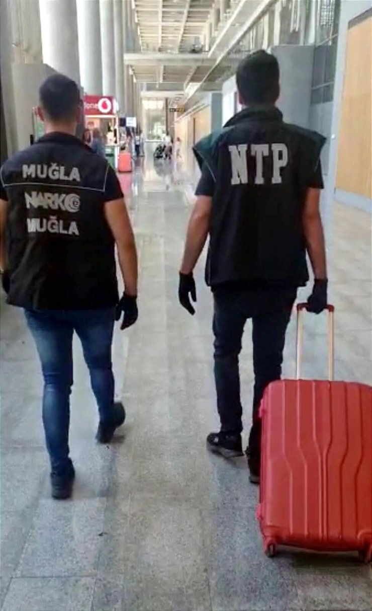 Havalimanında uyuşturucuyla yakalandı, tutuklandı