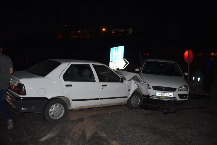 İki otomobil çarpıştı: 5 yaralı