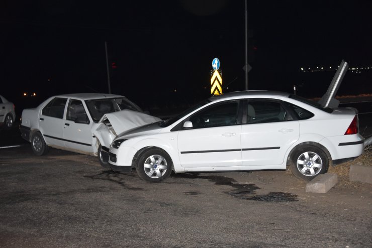 İki otomobil çarpıştı: 5 yaralı