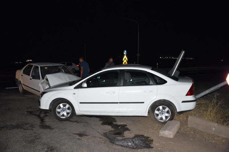 İki otomobil çarpıştı: 5 yaralı