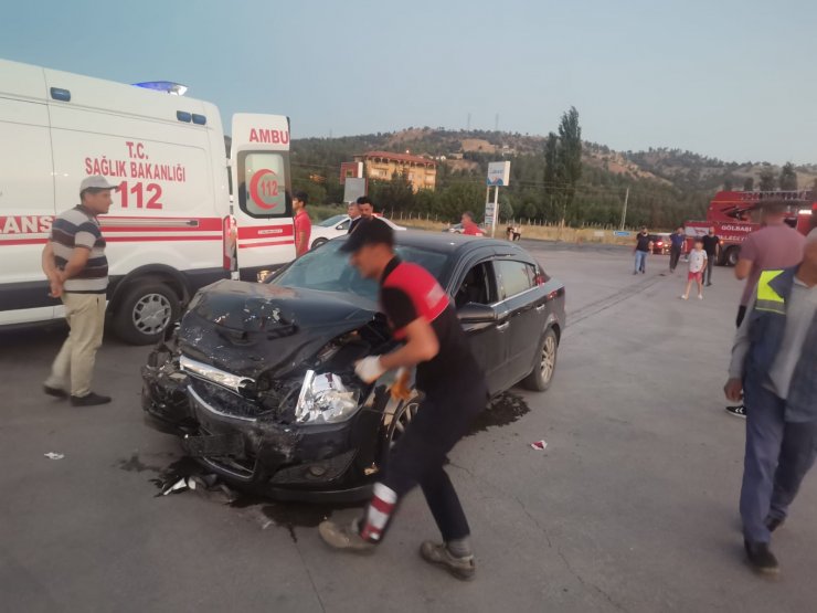 İki otomobil çarpıştı: 7 yaralı