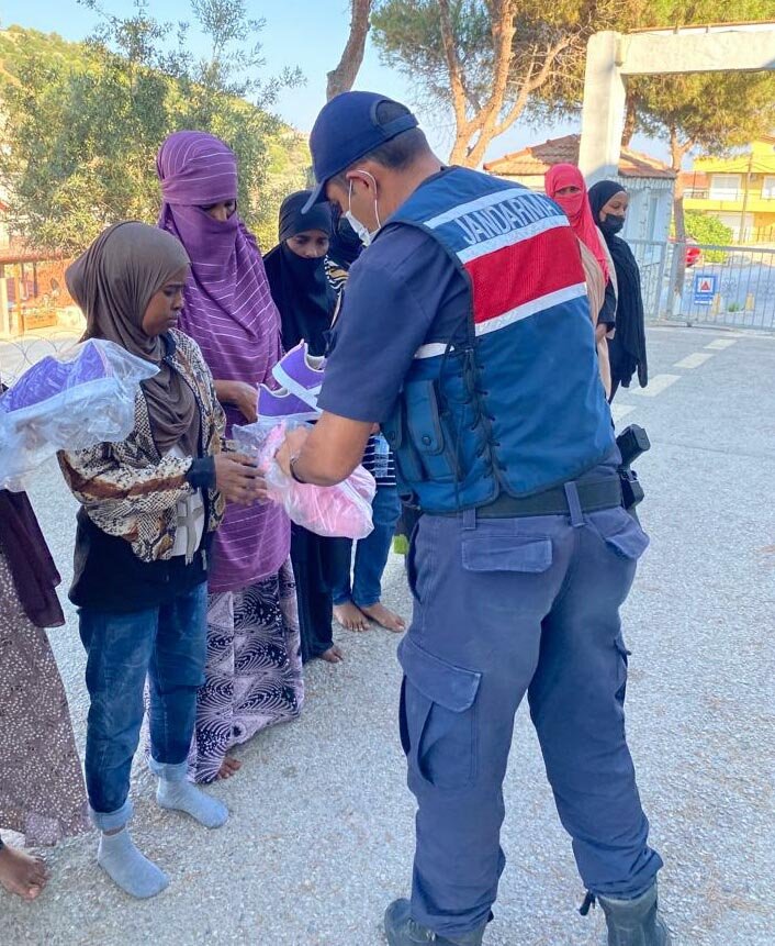 İzmir'de 447 kaçak göçmen yakalandı, 6 organizatör tutuklandı