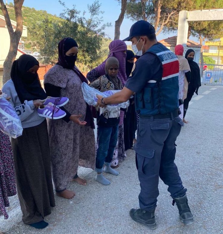 İzmir'de 447 kaçak göçmen yakalandı, 6 organizatör tutuklandı