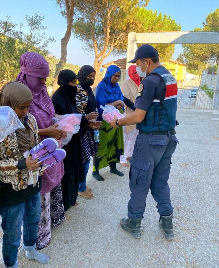 İzmir'de 447 kaçak göçmen yakalandı, 6 organizatör tutuklandı