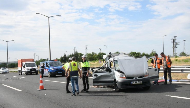 Kamyonun çarptığı araçtaki baba ile ikizleri öldü, 5 kişi ağır yaralandı