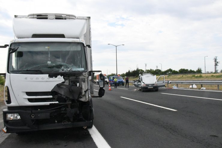 Kamyonun çarptığı araçtaki baba ile ikizleri öldü, 5 kişi ağır yaralandı