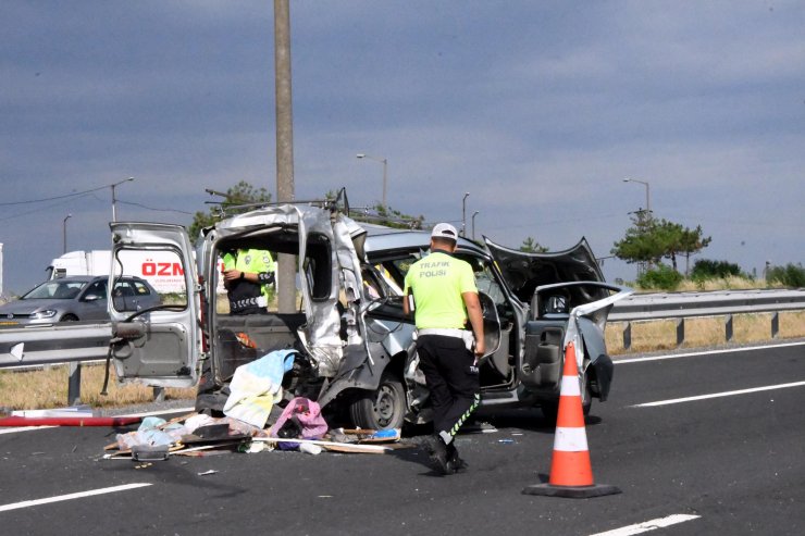 Kamyonun çarptığı araçtaki baba ile ikizleri öldü, 5 kişi ağır yaralandı