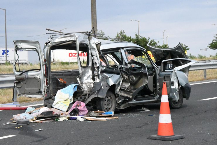 Kamyonun çarptığı araçtaki baba ile ikizleri öldü, 5 kişi ağır yaralandı