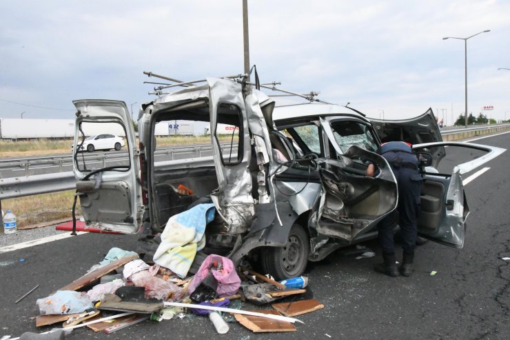 Kamyonun çarptığı araçtaki baba ile ikizleri öldü, 5 kişi ağır yaralandı