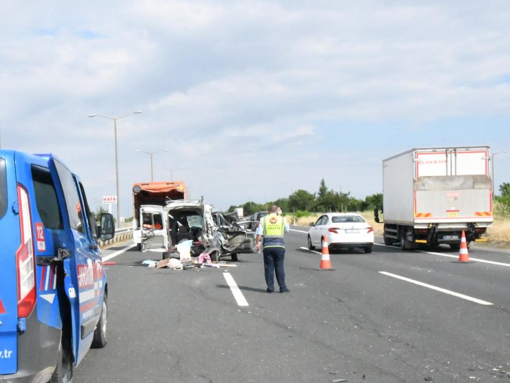 Kamyonun çarptığı araçtaki baba ile ikizleri öldü, 5 kişi ağır yaralandı