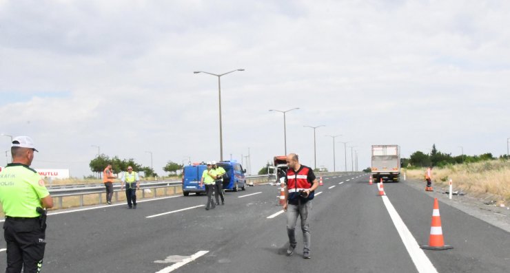 Kamyonun çarptığı araçtaki baba ile ikizleri öldü, 5 kişi ağır yaralandı
