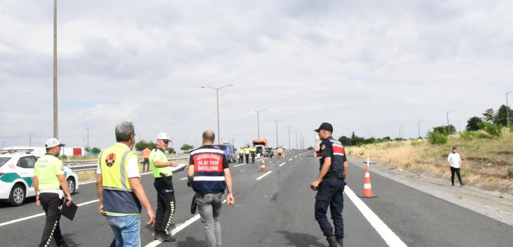 Kamyonun çarptığı araçtaki baba ile ikizleri öldü, 5 kişi ağır yaralandı