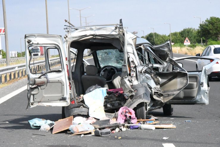 Kamyonun çarptığı araçtaki baba ile ikizleri öldü, 5 kişi ağır yaralandı