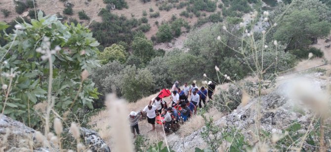 Kayalıklardan düşen vatandaşı AFAD ekibi kurtardı