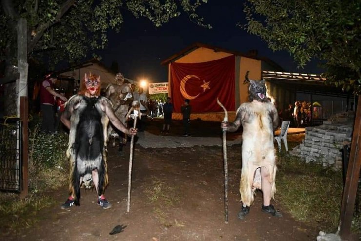 Kesilen kurbanların derisini giyip, insanları korkuttular