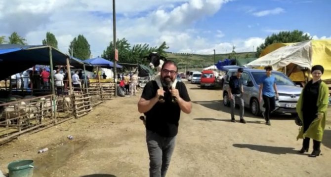 Kurbanlık koyunu çocuğu gibi sırtında taşıdı