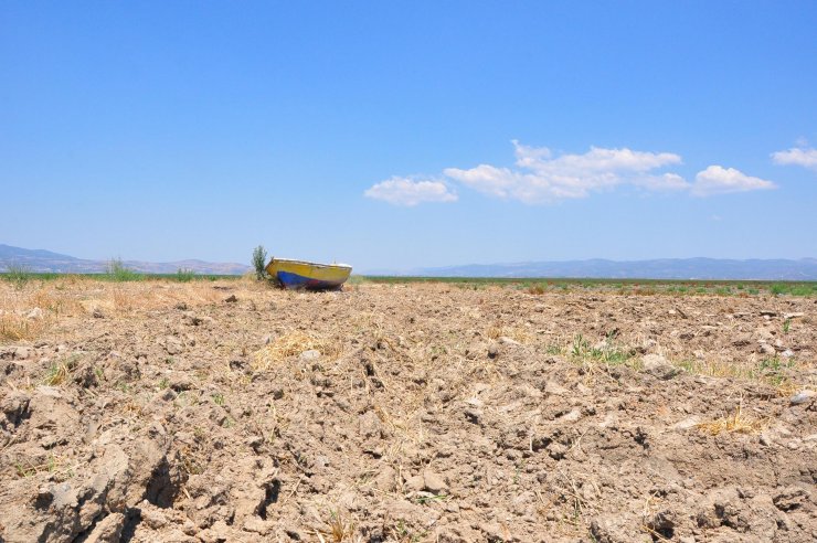 Kuruyan 'Marmara Gölü üzerinde arazi savaşları başladı'