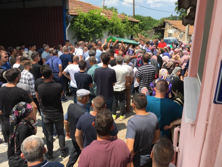 Tatil yolunda kazada ölen 3 arkadaş son yolculuklarına uğurlandı