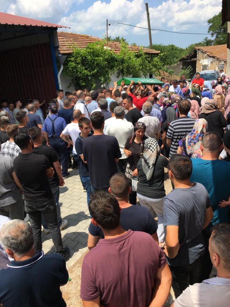 Tatil yolunda kazada ölen 3 arkadaş son yolculuklarına uğurlandı