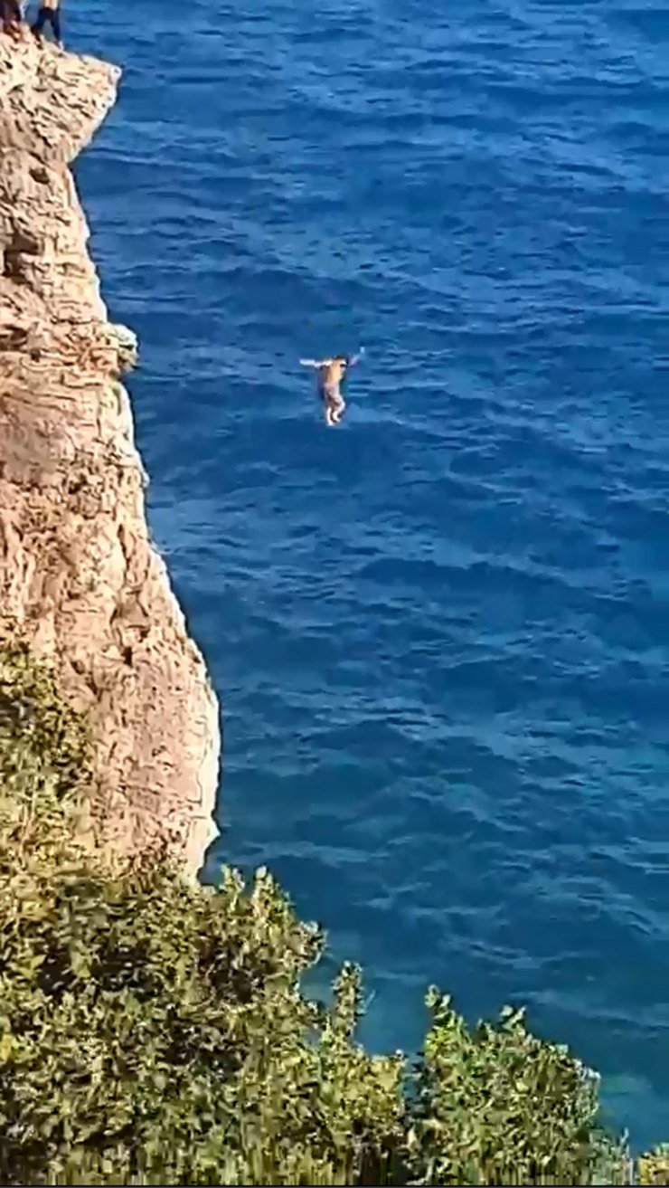 40 metre yükseklikten denize ters düşünce bilinç kaybı yaşadı