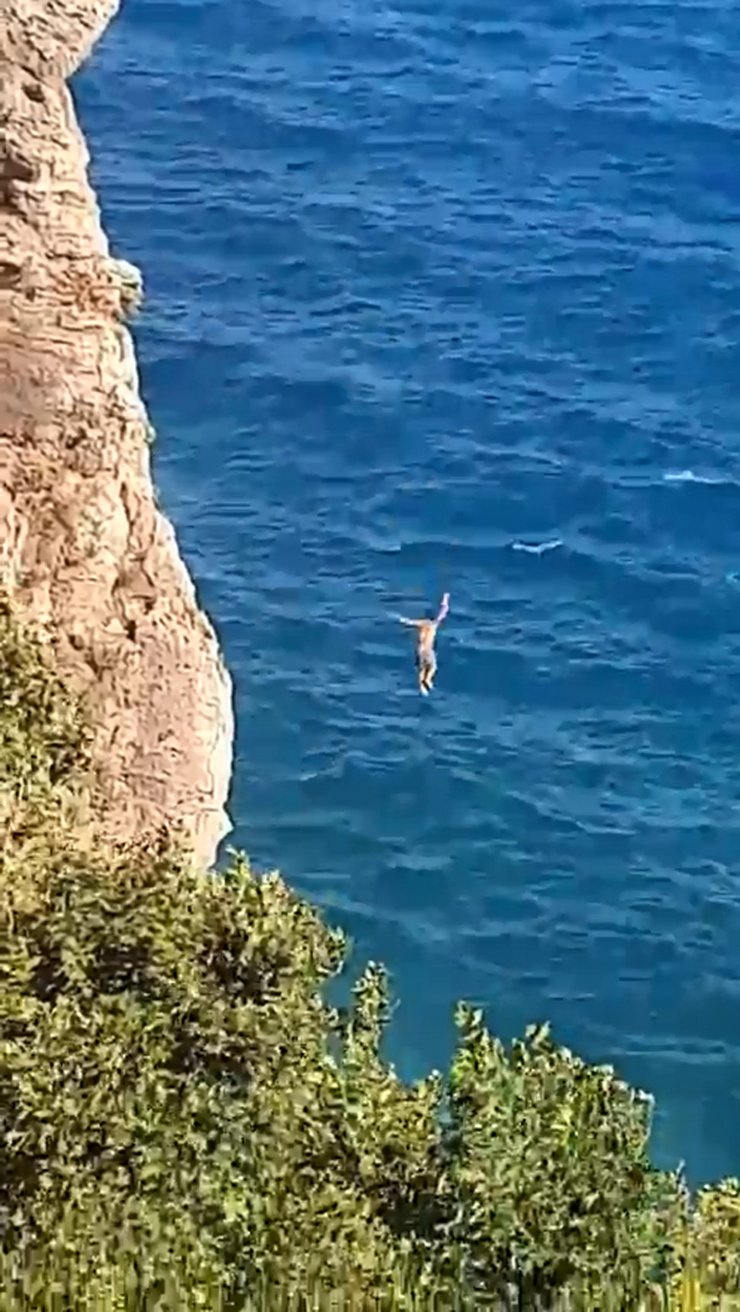 40 metre yükseklikten denize ters düşünce bilinç kaybı yaşadı
