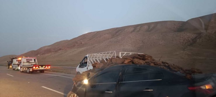 Otomobil, tezek yüklü kamyonete çarptı: 1 ölü, 9 yaralı