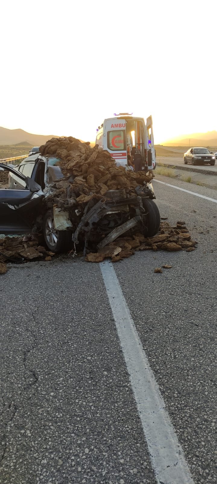 Otomobil, tezek yüklü kamyonete çarptı: 1 ölü, 9 yaralı