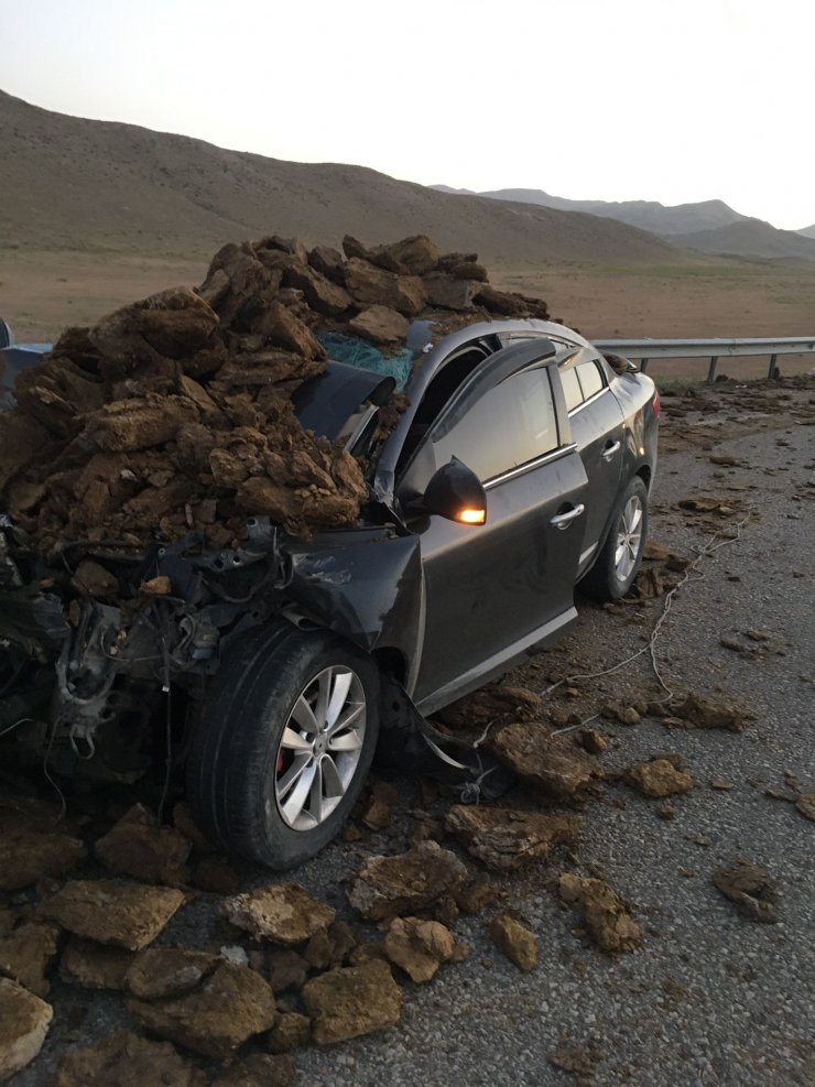 Otomobil, tezek yüklü kamyonete çarptı: 1 ölü, 9 yaralı