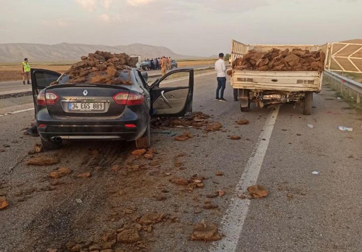 Otomobil, tezek yüklü kamyonete çarptı: 1 ölü, 9 yaralı