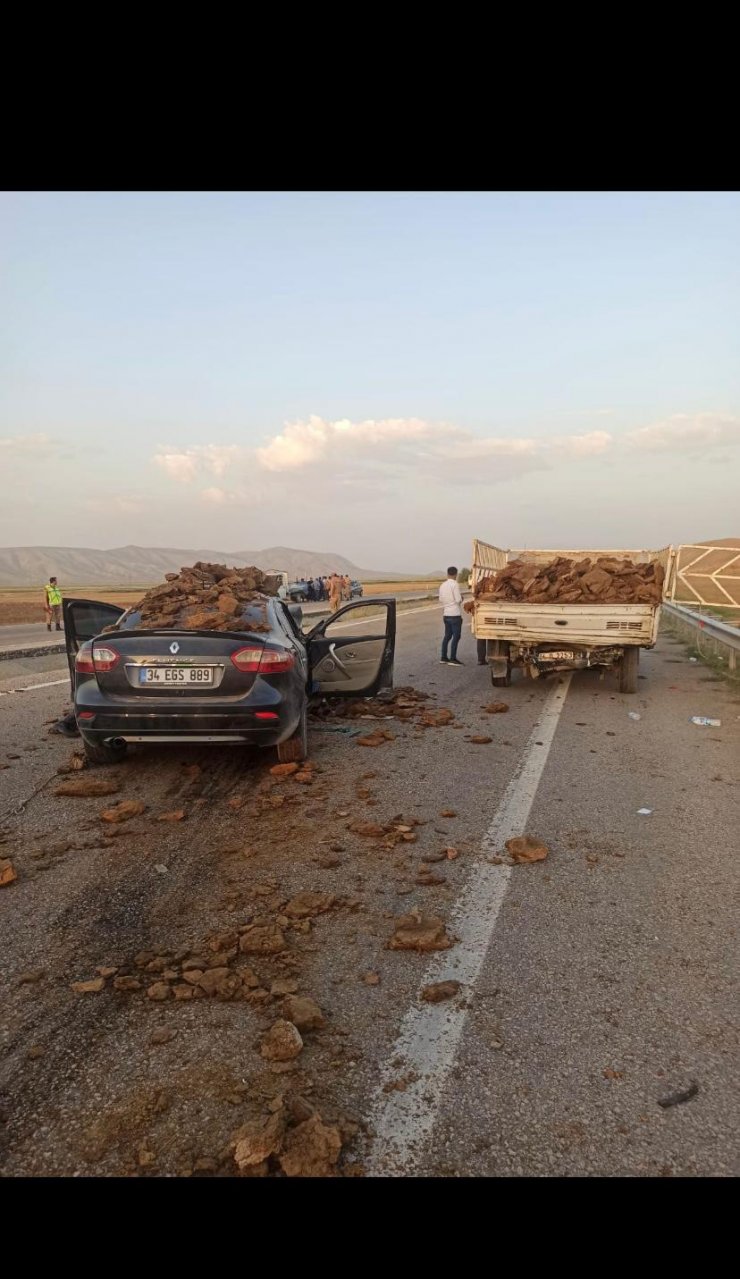 Otomobil, tezek yüklü kamyonete çarptı: 1 ölü, 9 yaralı