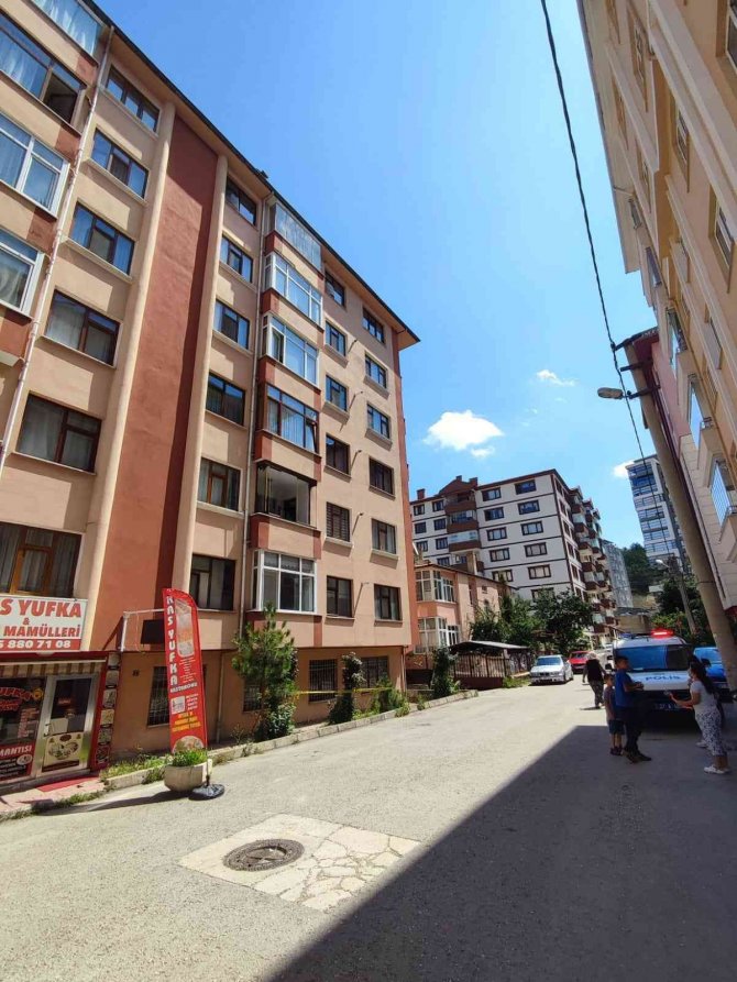 Apartmanın 6’ncı katından düşen öğretmen hayatını kaybetti