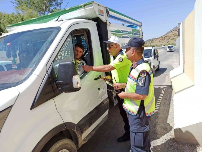 Bayram dolayısıyla artan araç hareketliliği nedeniyle trafik denetimleri sıklaştırıldı