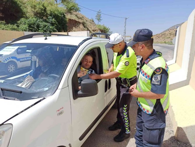 Bayram dolayısıyla artan araç hareketliliği nedeniyle trafik denetimleri sıklaştırıldı