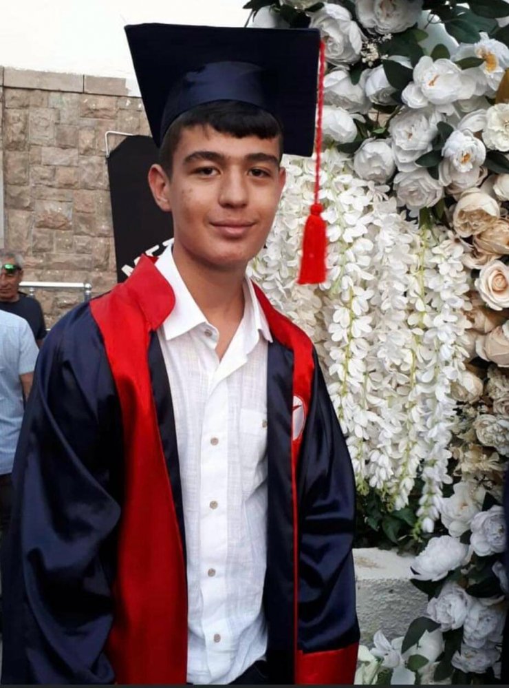 Bayram namazından dönerken taksinin çarptığı Arda, yaşama tutunamadı