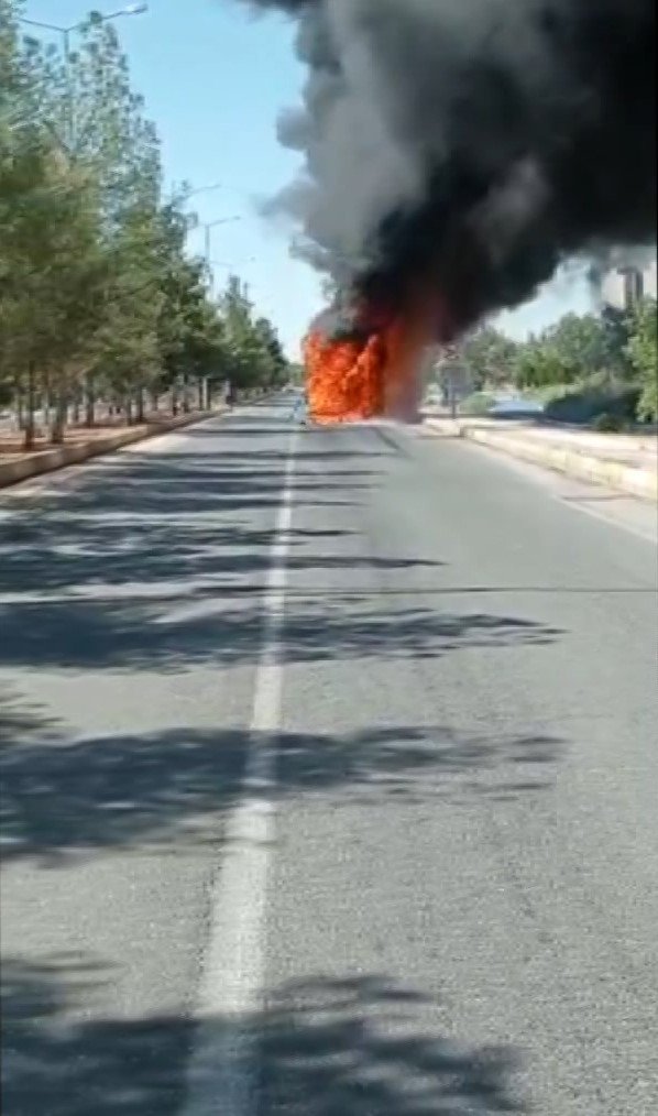 Belediye otobüsü alev alev yandı