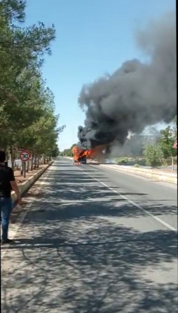 Belediye otobüsü alev alev yandı