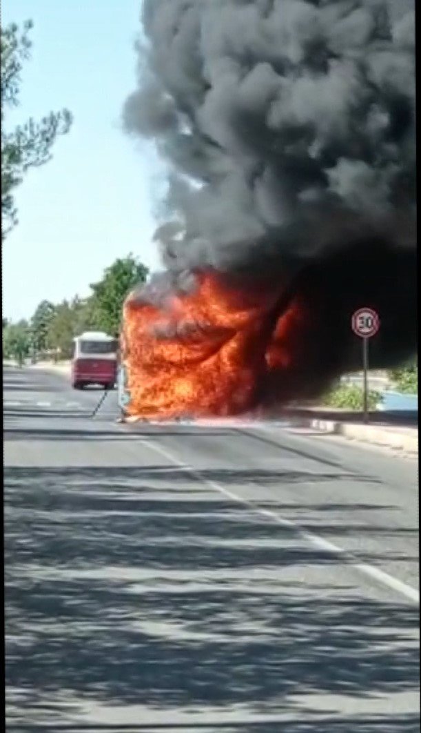 Belediye otobüsü alev alev yandı