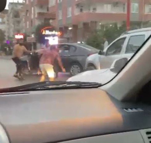 Bıçakla 2 kişiyi kovaladı, yetmedi otomobilin lastiklerini bıçakladı