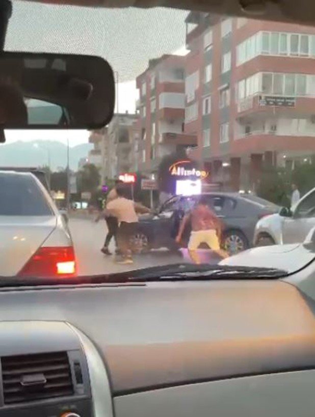 Bıçakla 2 kişiyi kovaladı, yetmedi otomobilin lastiklerini bıçakladı