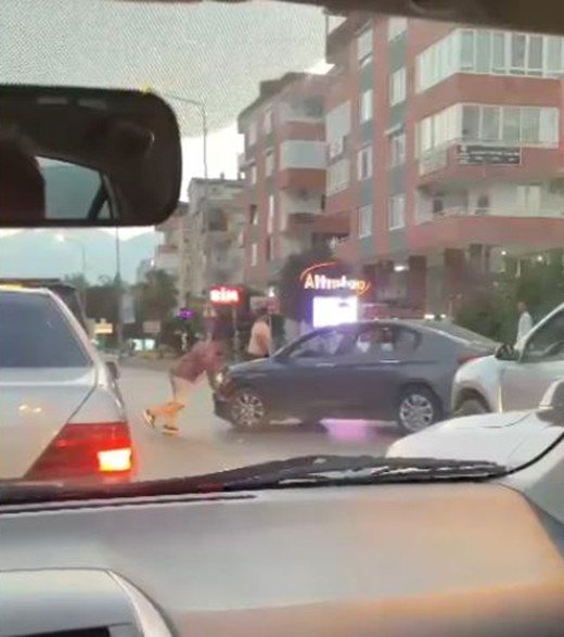 Bıçakla 2 kişiyi kovaladı, yetmedi otomobilin lastiklerini bıçakladı