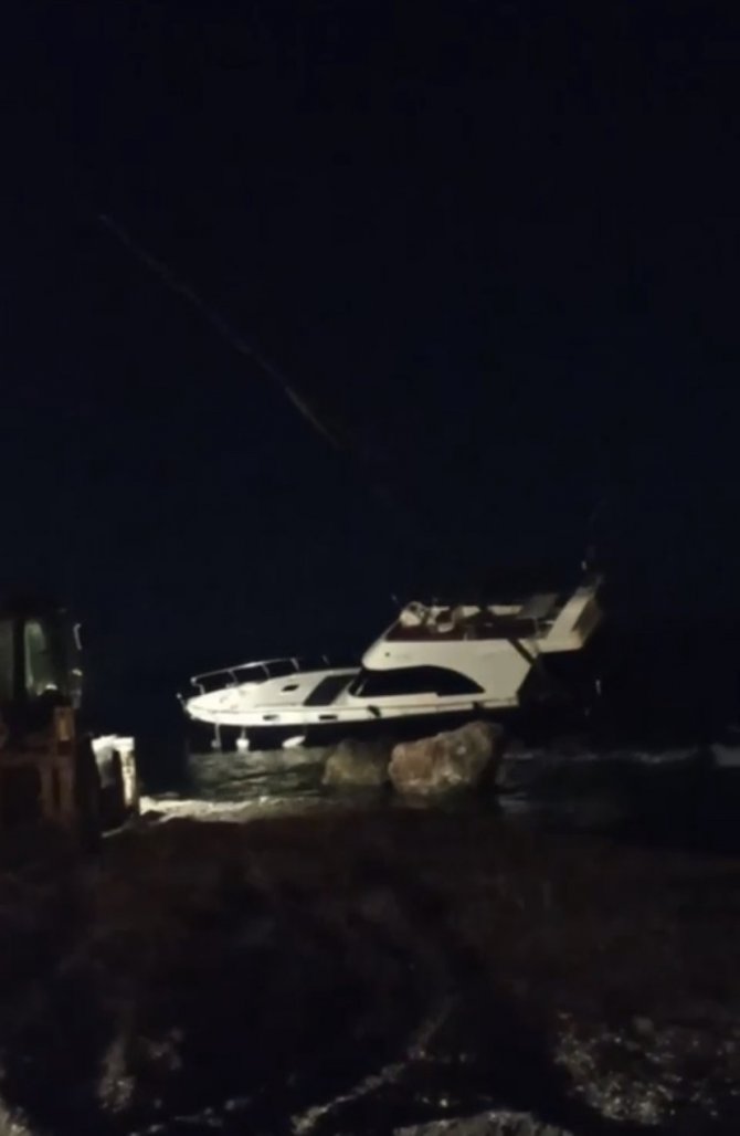 Bursa milyonluk lüks yat karaya oturdu