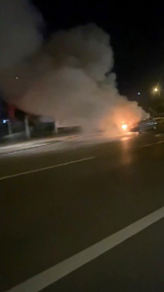 Bursa’da seyir halindeki otomobil alev alev yandı