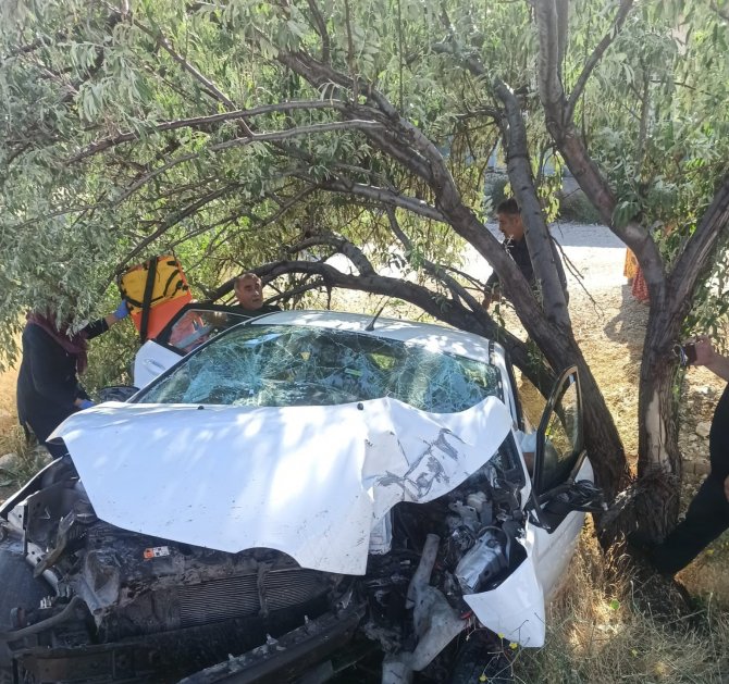 Cenaze yolunda feci kaza: 3 ölü, 2 yaralı