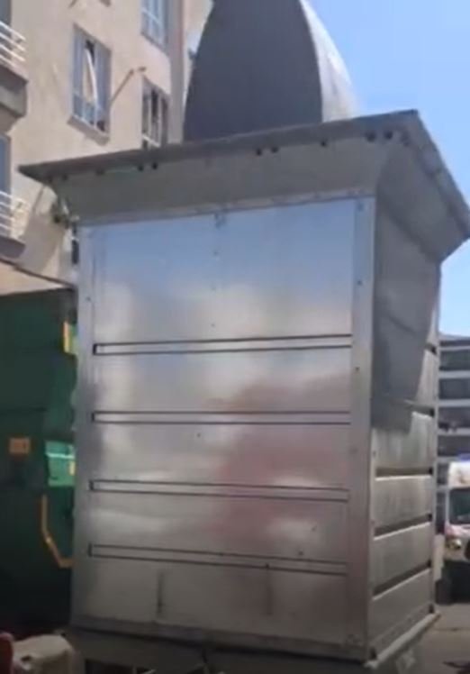 Çöp konteynerine düşen kağıt toplayıcısını belediye ekipleri kurtardı  