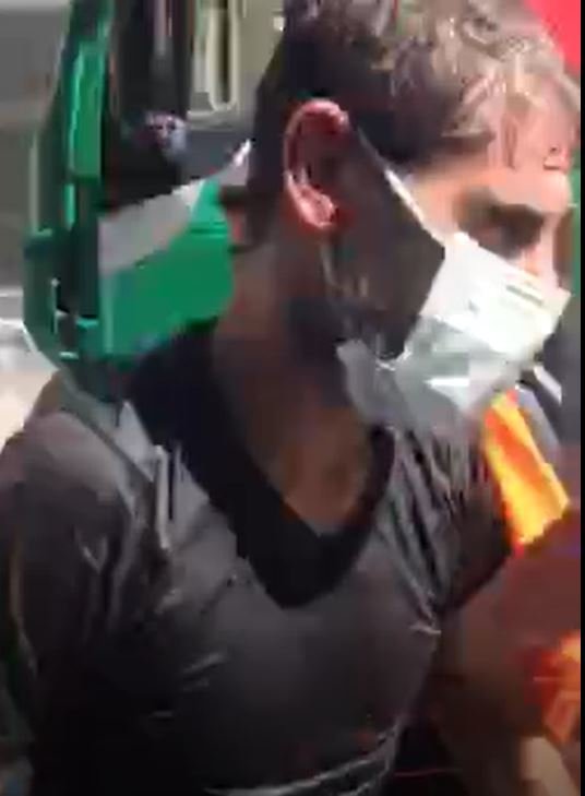 Çöp konteynerine düşen kağıt toplayıcısını belediye ekipleri kurtardı  